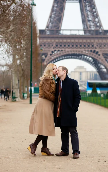 Pareja en París cerca de la Torre Eiffel, besándose —  Fotos de Stock