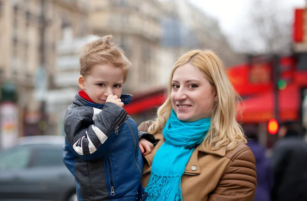 행복 한 어머니와 아들이 파리에 — 스톡 사진