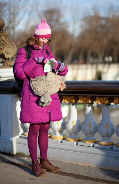 Mutlu turist kız komik çanta ve harita Paris pont üzerinde bir — Stok fotoğraf