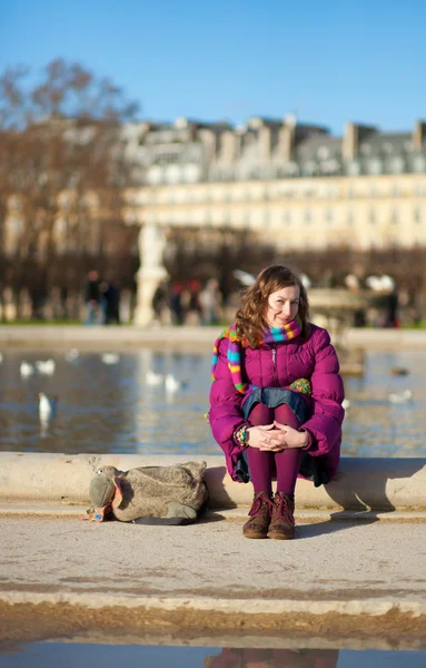 Tuileries bahçesinde parlak elbiseleri genç ve güzel kız — Stok fotoğraf