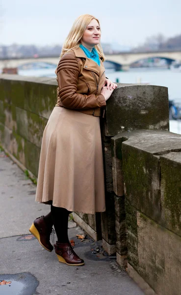Beautiful blonde woman in Paris, on the Seine embankment — Stock Photo, Image