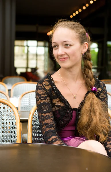 Bella giovane donna nel caffè di strada parigino — Foto Stock