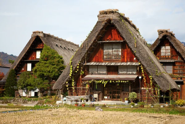 Casa na aldeia histórica Shirakawa-go, Prefeitura de Gifu, Japão — Fotografia de Stock