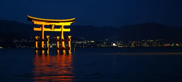 Nightview van mooie torii poort in miyajima, japan — Stockfoto