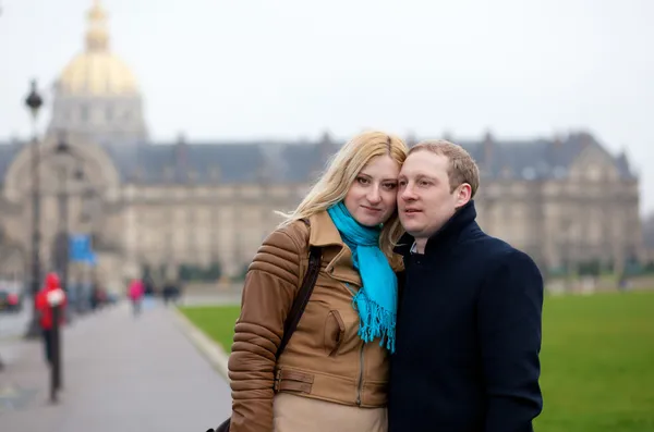 Gelukkige paar in Parijs, het dateren — Stockfoto