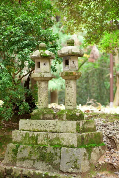 Dvě kamenné lucerny v kasuga svatyně, nara, Japonsko — Stock fotografie