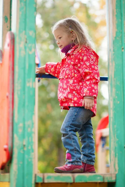 Hermosa niña en el patio de recreo — Foto de Stock