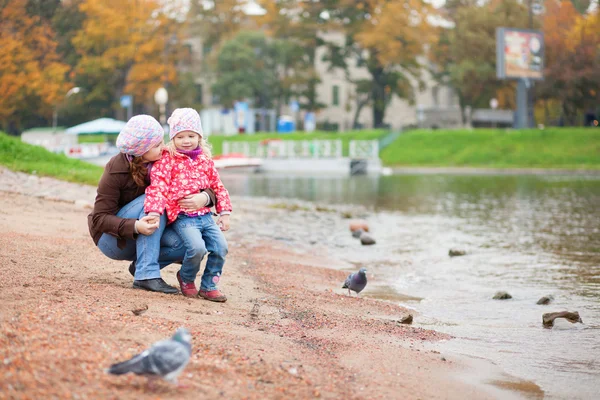 Madre e hija juntas en la playa por el otoño, mirando pájaros —  Fotos de Stock