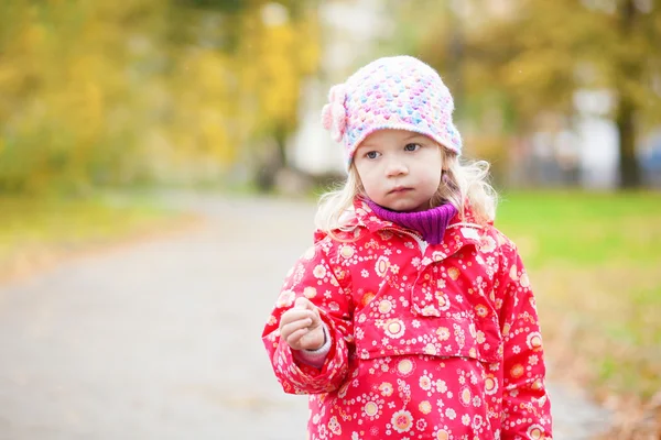 Відкритий осінній портрет задумливої маленької дівчинки — стокове фото