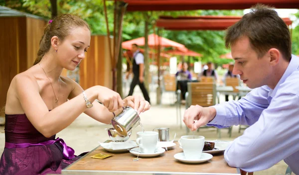 Romantiska par i paris, med frukost i en parisisk gata — Stockfoto