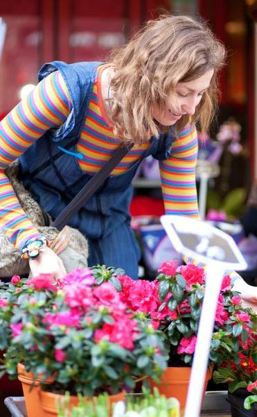 Hermosa joven mujer seleccionando flores en el mercado —  Fotos de Stock