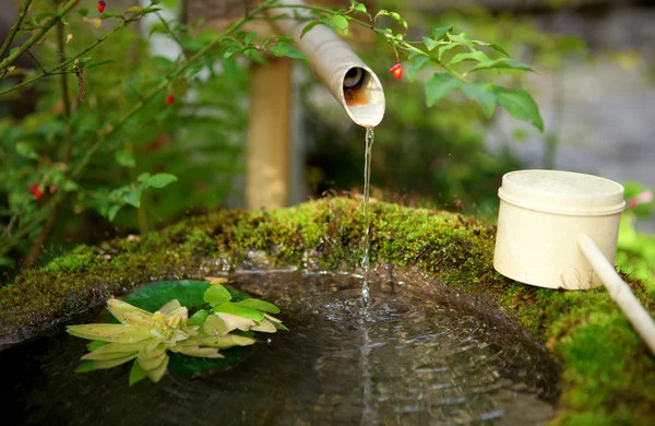 Japanese water source and ladle for the purification of hands — Stock Photo, Image
