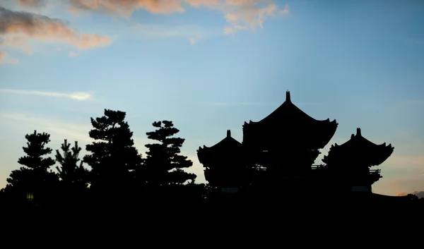 Silhouette of Japanese shrine in Kyoto — Stock Photo, Image