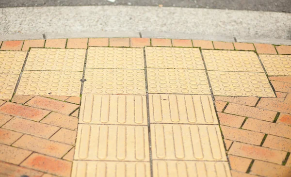 Путь в Японию с бетонными шипами для слепых пешеходов — стоковое фото
