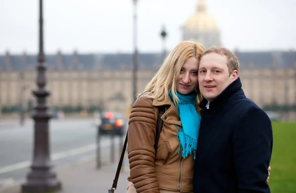 Pareja feliz en París, citas —  Fotos de Stock