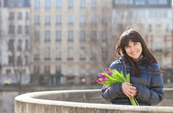 Szczęśliwy, piękna dziewczyna z tulipany korzystających dzień wiosny w Paryżu — Zdjęcie stockowe