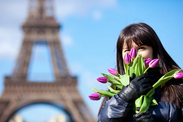 Feliz chica hermosa con tulipanes disfrutando del día de primavera en París —  Fotos de Stock