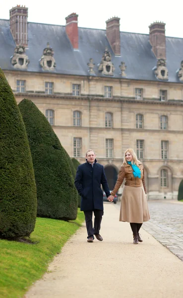 Pareja feliz en París — Foto de Stock