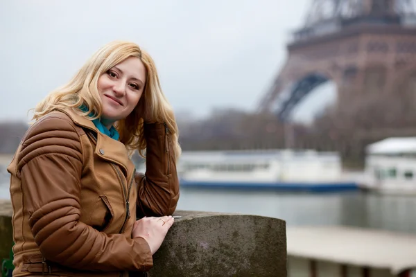 Schöne blonde Frau in Paris, an der Seine-Böschung — Stockfoto