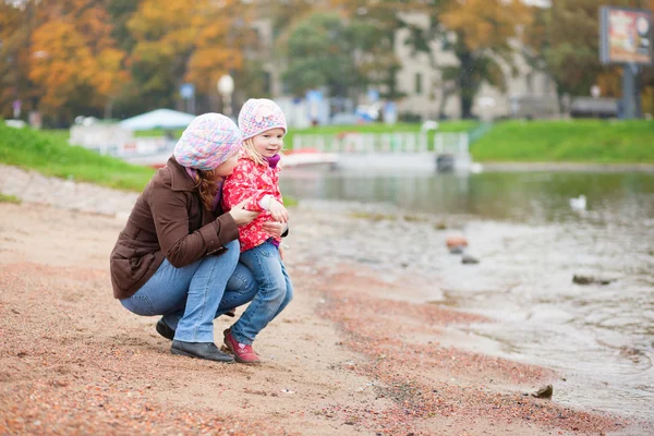 Mor och dotter tillsammans på stranden av hösten — Stockfoto