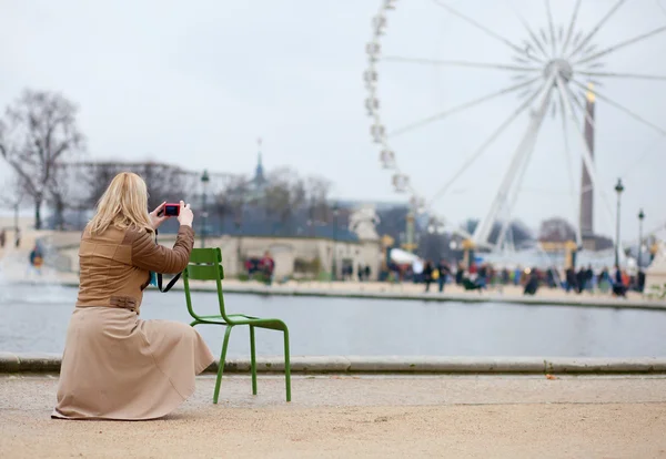 Tourist in Paris making photo — Stock Photo, Image
