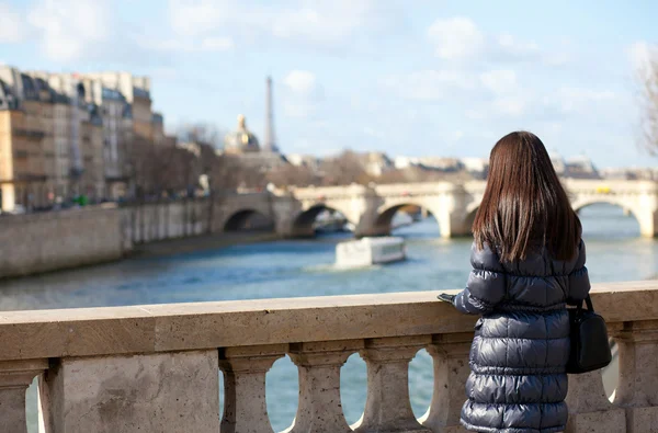 Ensam brunett kvinnlig turist i paris, titta på seine — Stockfoto