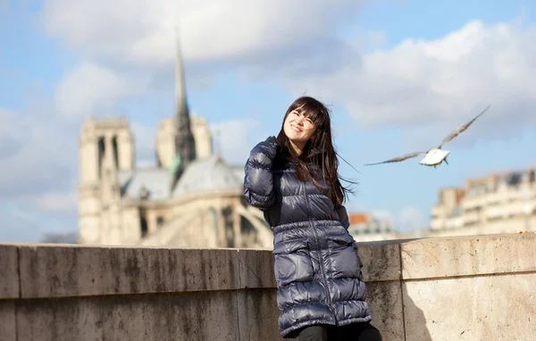 Счастливая брюнетка в Париже наслаждается солнечным весенним днем — стоковое фото