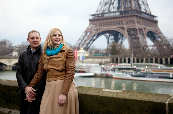 Casal feliz em Paris perto da Torre Eiffel — Fotografia de Stock