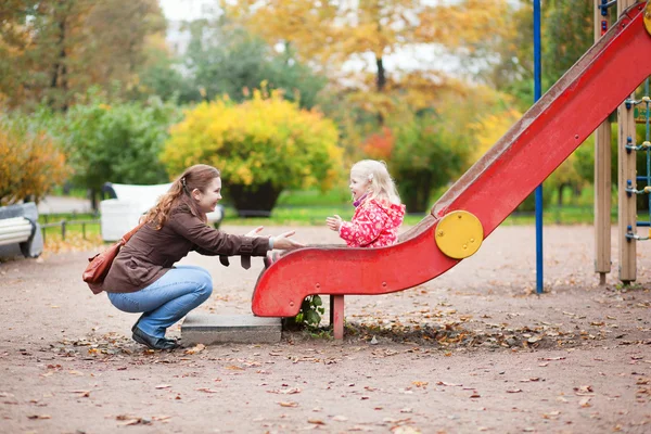 Мать и дочь веселятся вместе на детской площадке — стоковое фото