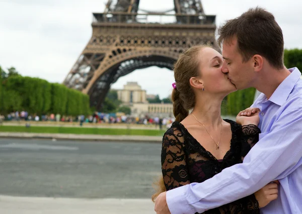 Romantic couple in Paris near the Eiffel Tower — Stock Photo, Image