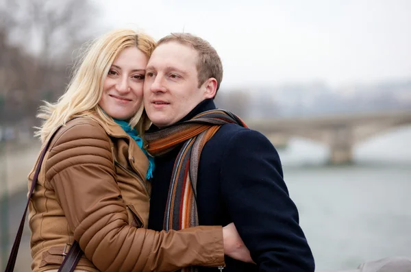 Szczęśliwa para w Paryżu, Randki — Zdjęcie stockowe