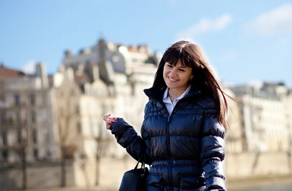 Šťastné brunetka na pařížské nábřeží v Paříži — Stock fotografie