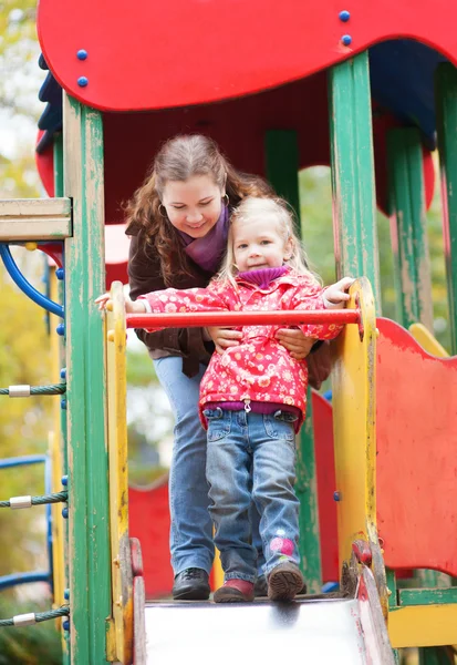 Moeder en dochter samen op speelplaats — Stockfoto