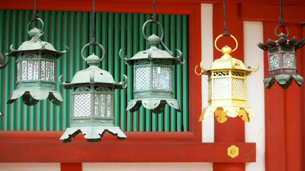 Close-up van bronzen lantaarns in kasuga schrijn, nara, japan — Stockfoto