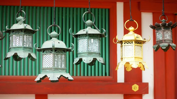 Nahaufnahme von Bronzelaternen im Kasuga-Schrein, Nara, Japan — Stockfoto