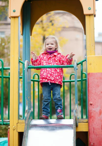 Adorável menina se divertindo no playground — Fotografia de Stock