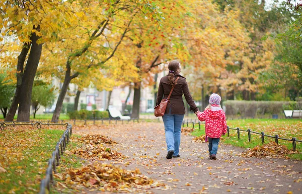 Madre e hija caminando juntas en un hermoso día de otoño — Foto de Stock