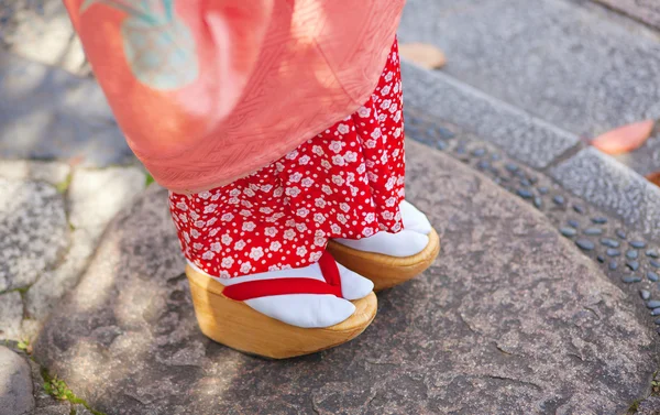 伝統的な足袋、下駄に麻衣子 — ストック写真