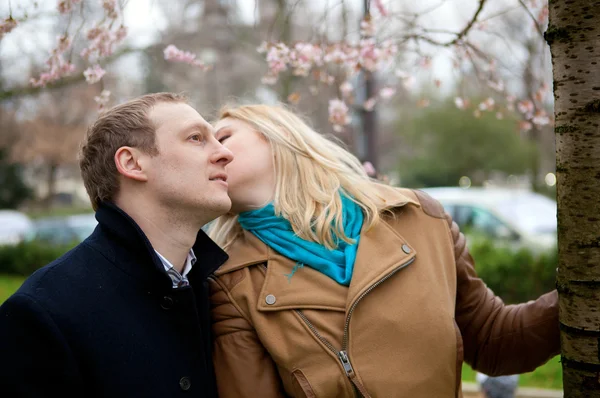 Romantisch paar bij spring — Stockfoto