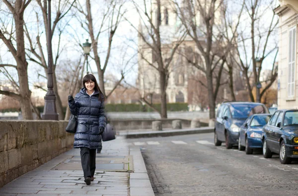 Pretty brunette female tourist walking in Paris — Stock Photo, Image