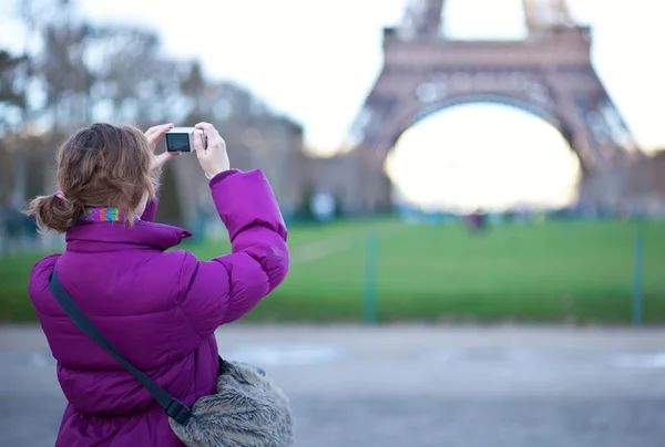 Tourist taking a picture of the Eiffel Tower — Stock Photo, Image