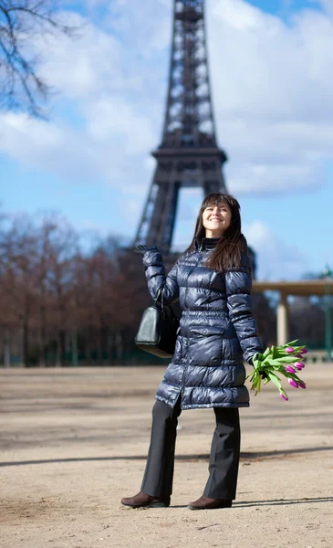 Turista youg positivo e feliz em Paris, perto da torre Eiffel — Fotografia de Stock