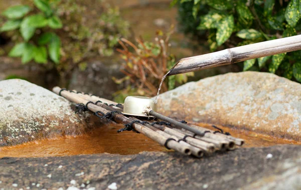 Fuente de agua japonesa y cucharón para la purificación de las manos — Foto de Stock