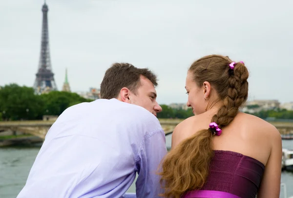 Romantic couple in Paris — Stock Photo, Image