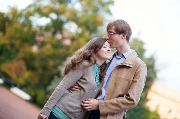 Heureux jeune couple s'amuser ensemble — Photo