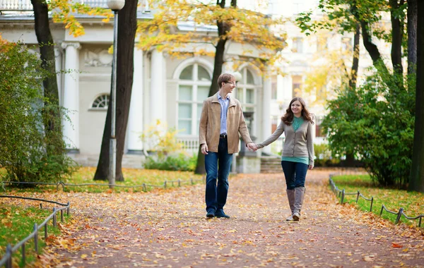公園で、秋の日を楽しんで美しい愛情のあるカップル — ストック写真