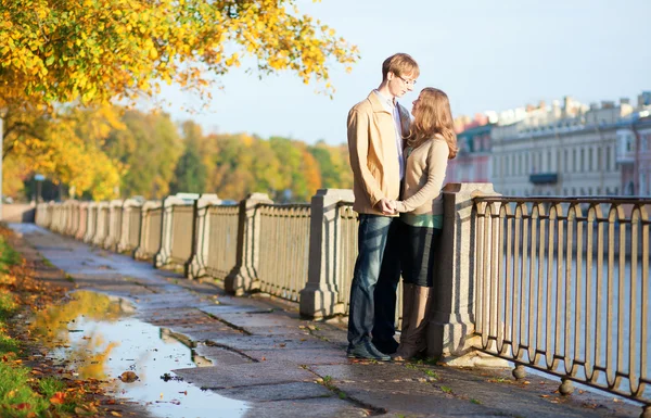 Beau jeune couple ayant un rendez-vous. Saint-Pétersbourg, Russie — Photo