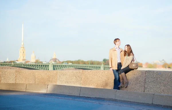 Счастливая улыбающаяся пара в Санкт-Петербурге, с Петром и Павлом Фо — стоковое фото