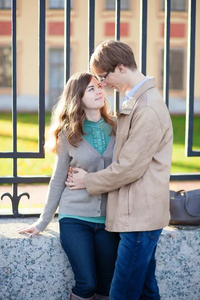 Dating couple on the street — Stock Photo, Image