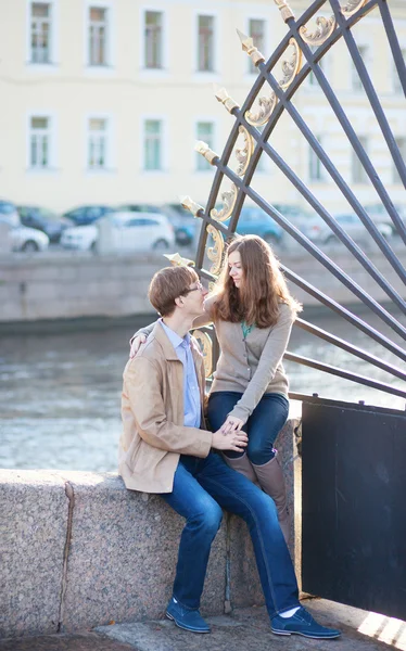 Dating par nära berömda grillen sommarträdgården i — Stockfoto